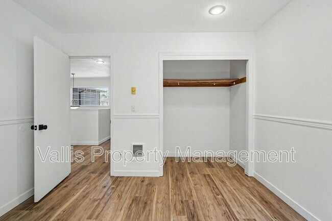 Building Photo - 5260 Springcrest Dr S