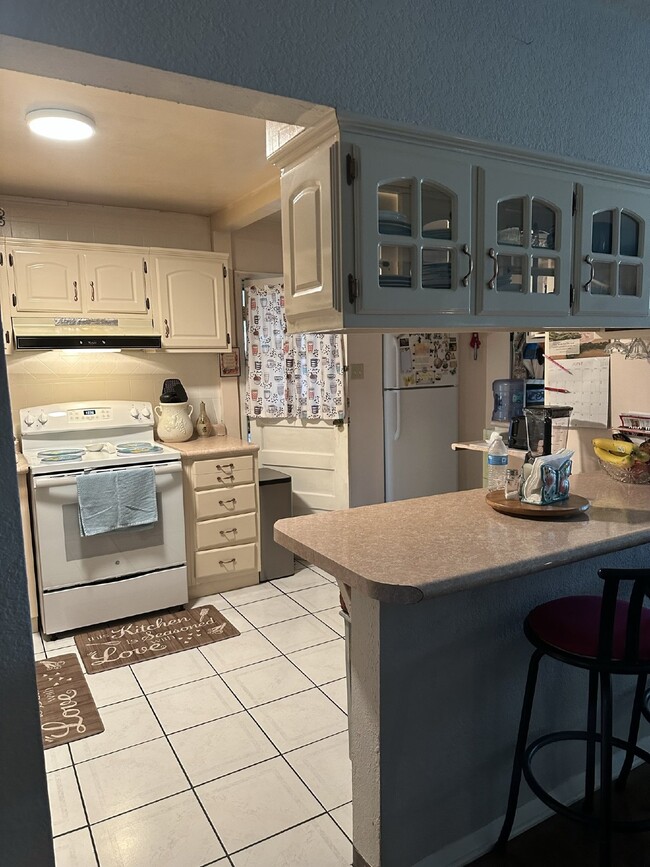 Building Photo - Don't Miss Out This 3 Bed/1 Bath Home in C...