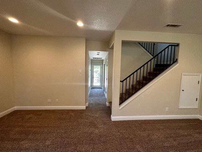 Building Photo - 215