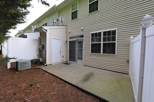 Building Photo - Cornerstone Village Townhome in Superb NW Raleigh Location!