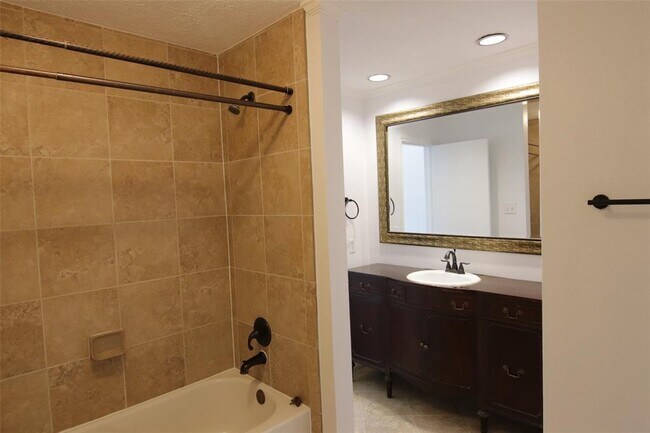 Building Photo - 926 Memorial Village Dr
