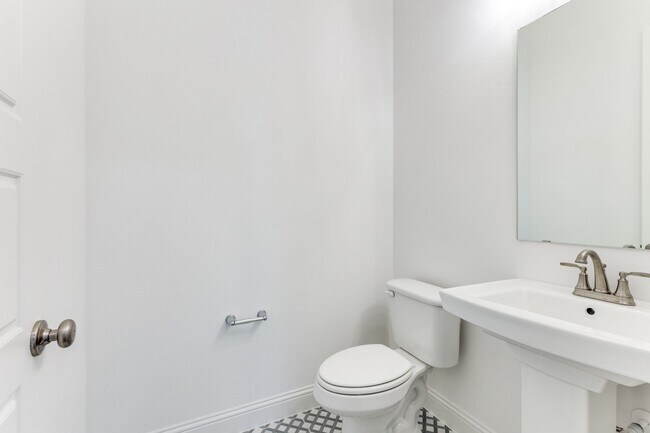 Building Photo - Modern 3 Bedroom / 2.5 Bath Townhome in Fo...