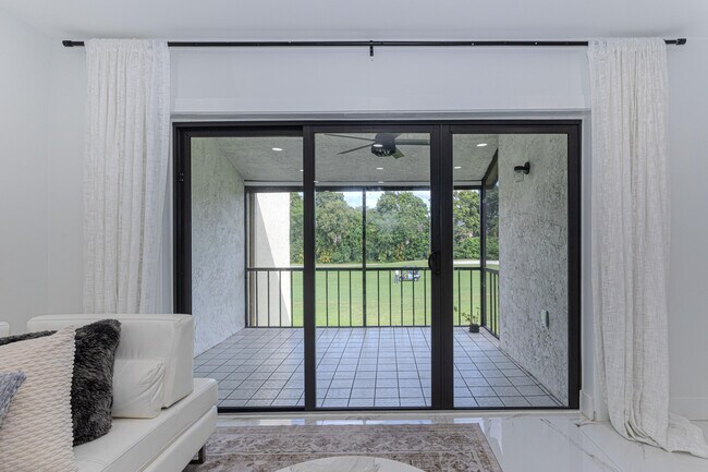 Building Photo - 8545 Casa Del Lago