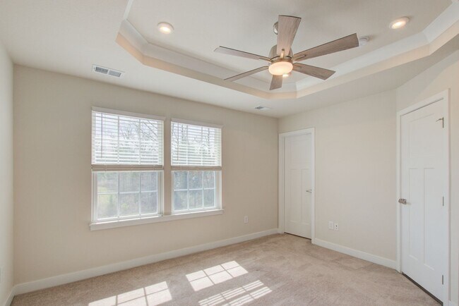 Building Photo - Like New End Unit Townhome, 3 Bed 2.5 Bath