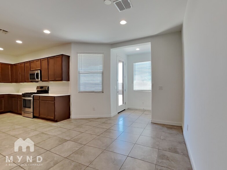 Building Photo - 17027 W Echo Ln
