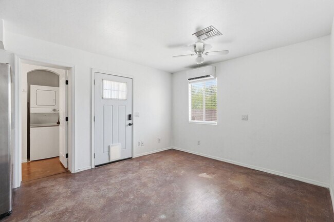 Building Photo - 1226 E Elm St