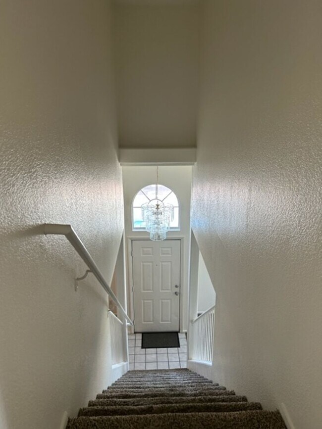 Building Photo - 3 Bed Townhome For Rent in Henderson!