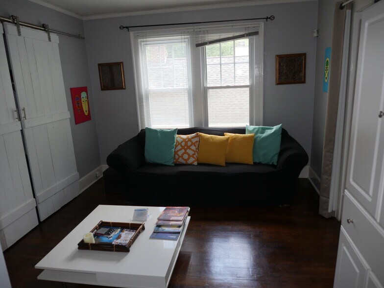 Furnished bedroom - 1065 Atlantic Dr NW