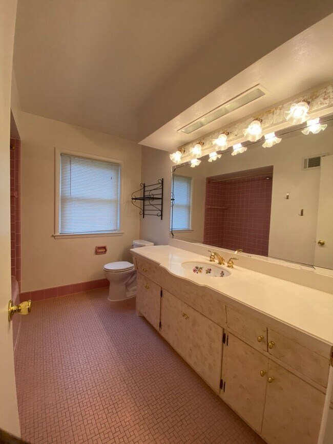 Building Photo - Spacious Ranch in Elm Grove!