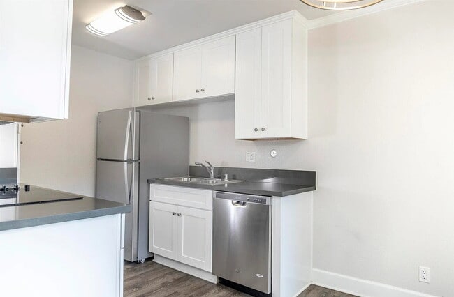 Building Photo - Clean & Decent One Bedroom Apartment