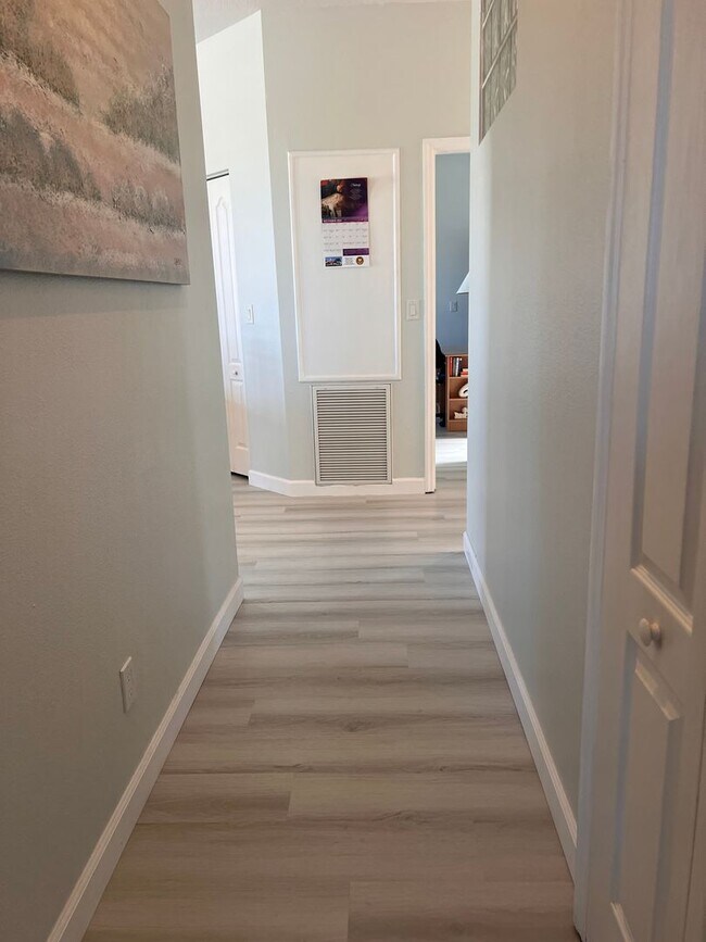 Building Photo - Modern 2BD/2BA Condo in Gondola Park