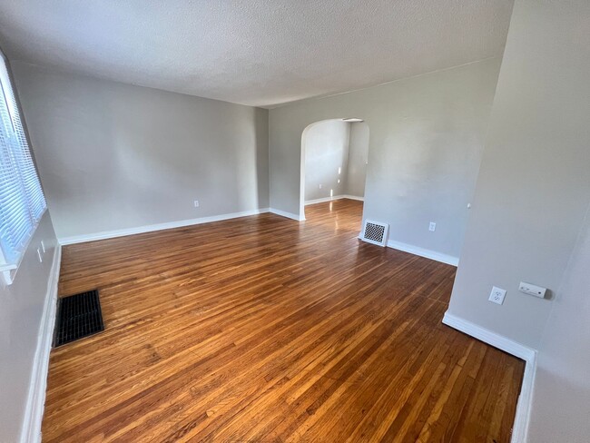 Building Photo - Newly renovated three bedroom available NOW!