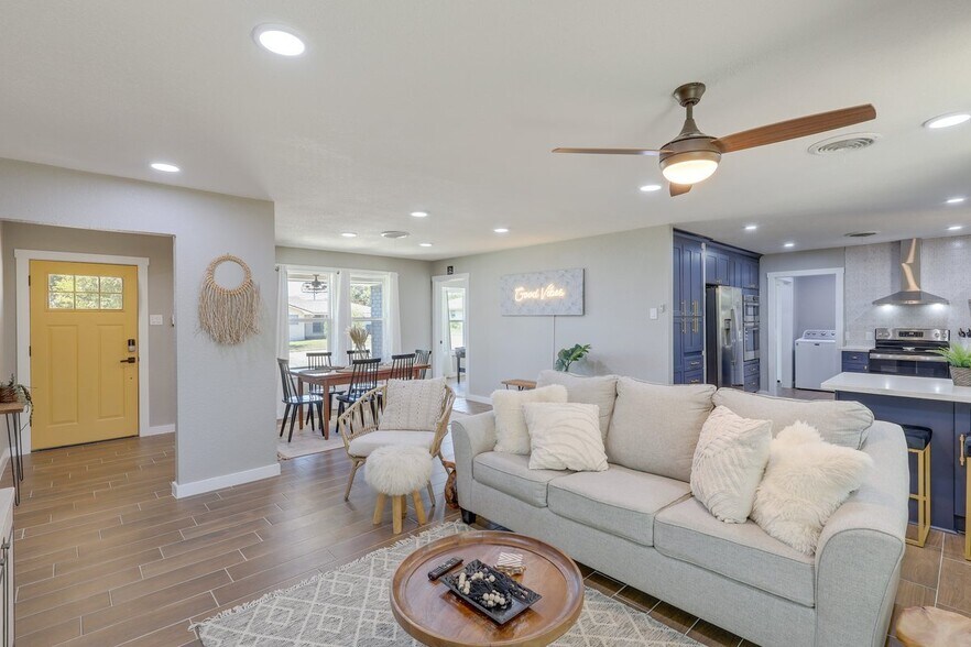 Building Photo - 2601 Bluejay Dr