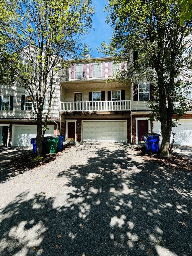 Building Photo - 3 Bedroom 2.5 Bath Townhouse