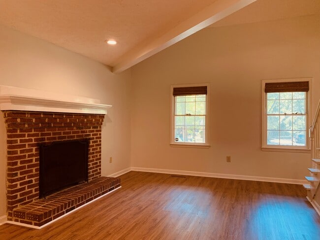 Building Photo - 1080 Lois Ln