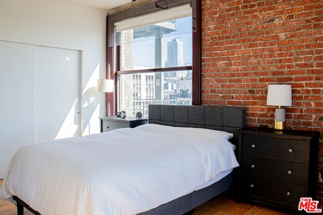 Building Photo - 460 S Spring St