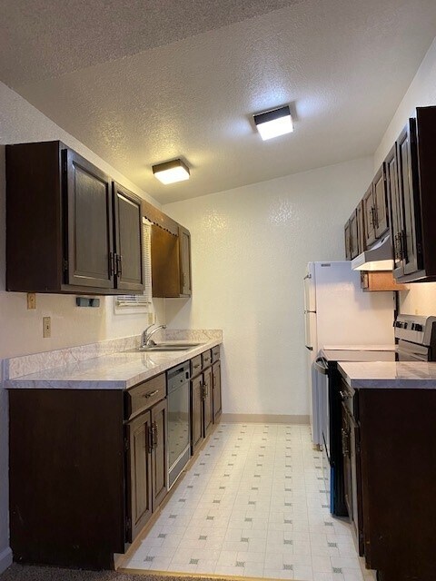 Kitchen - 3511 Balchen Dr