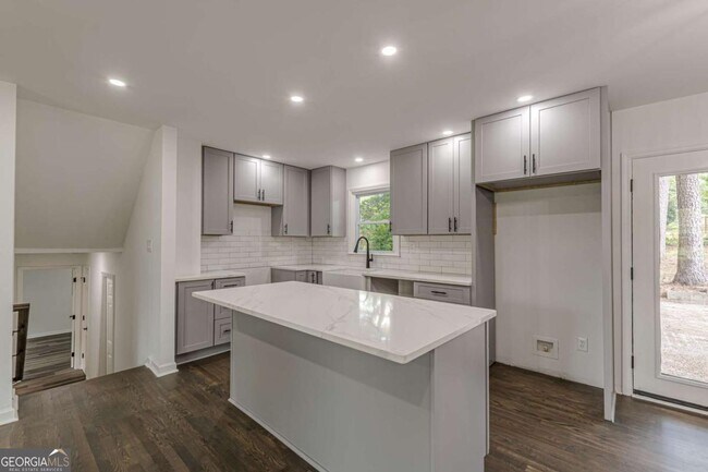 Building Photo - 2352 Glendale Dr