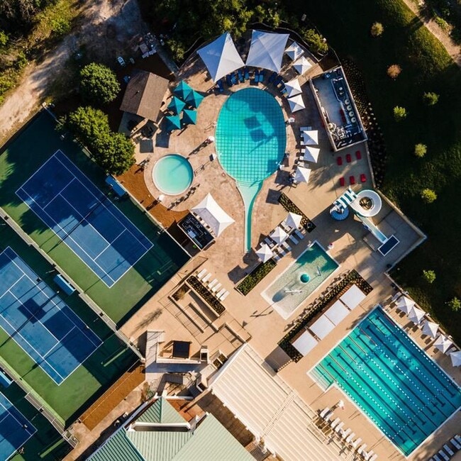 Building Photo - 105 Birdie Dr