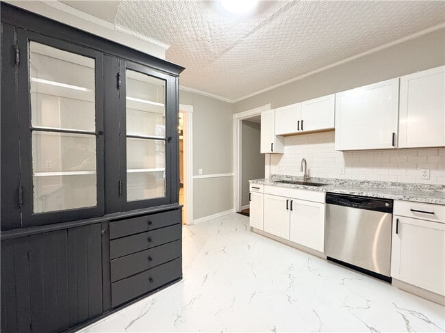 Building Photo - 102 Gregory St