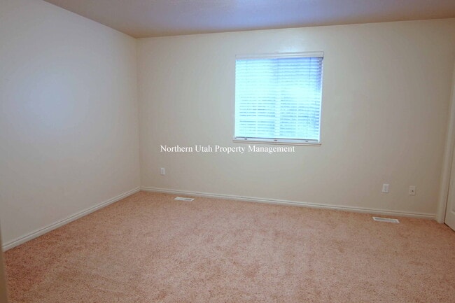Building Photo - 2 Bed, 2 Bath Townhome
