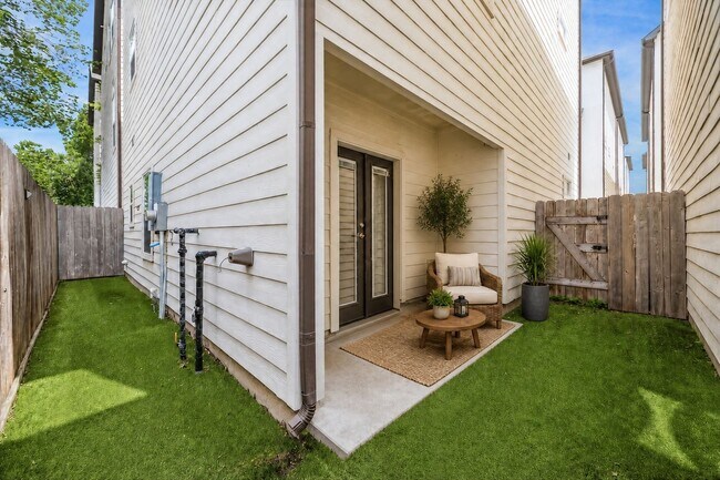Building Photo - 880 Wakefield Dr