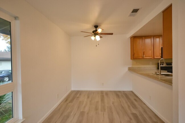 Building Photo - 5013 Pine Tree Terrace