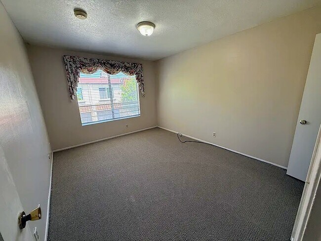 Building Photo - 1134 W Huntington Dr
