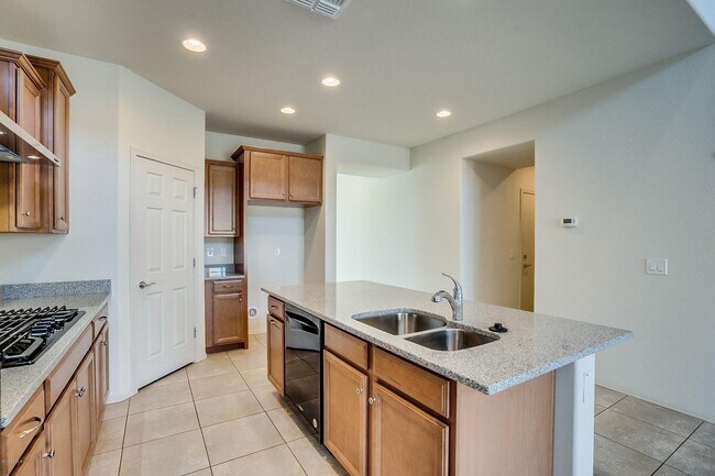 Building Photo - Charming 4-bed, 3.5 bath home with full SOLAR at Trailside community on Happy Valley in North Peoria