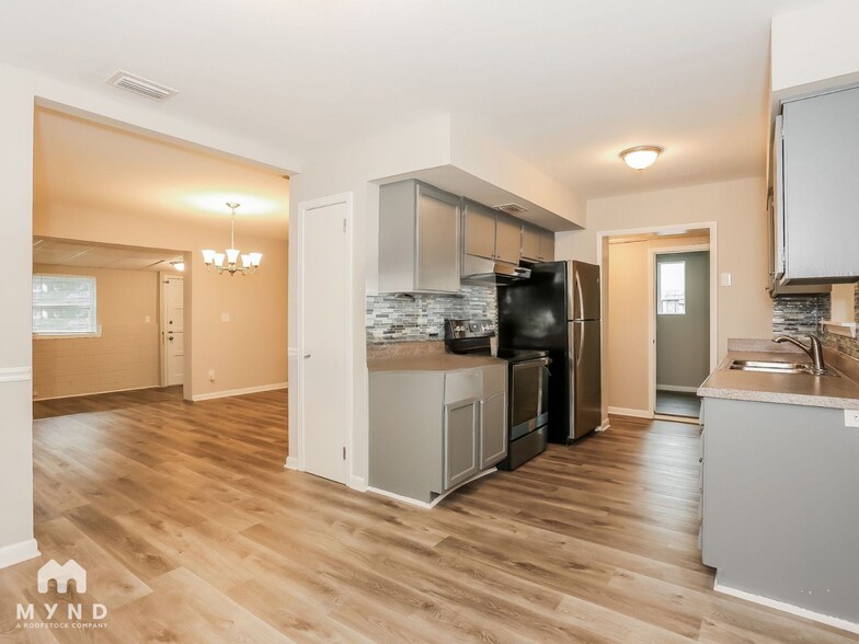 Building Photo - 7601 Wycombe Dr N
