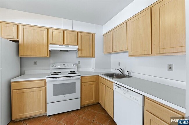 Building Photo - 1111 River Rd