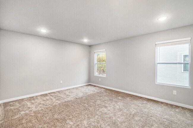 Building Photo - Like New 5 Bedroom - Close to the lake!