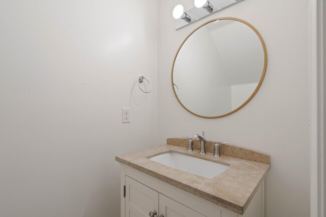 Building Photo - Spacious 3-bdr/2-bath Beaverton townhome—C...