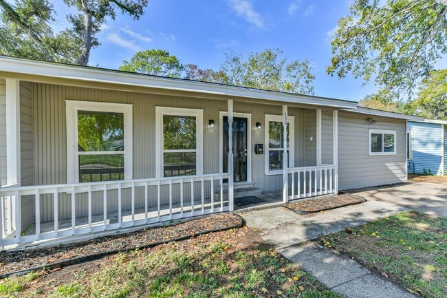 Building Photo - 706 Azalea St