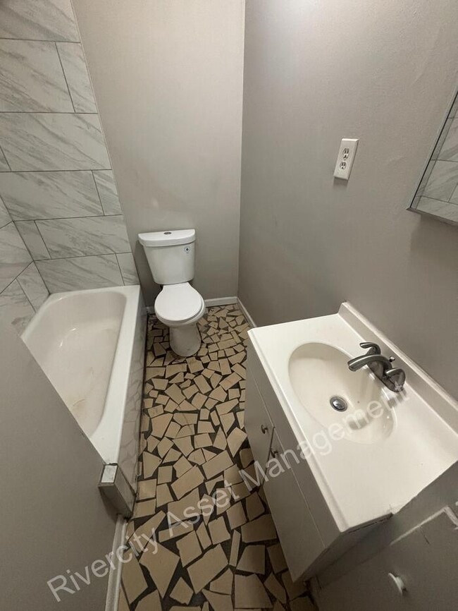 Building Photo - Cute 3 bedroom 1 bathroom home in Parkway ...