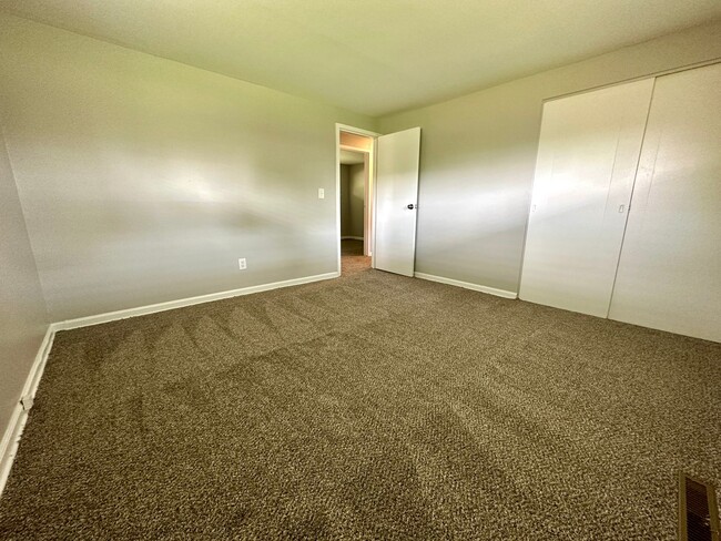 Building Photo - 400 Henrich Dr