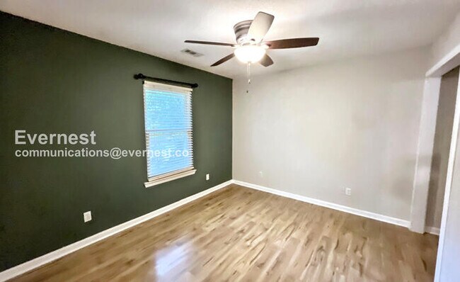 Building Photo - 2 Bed, 1 Bath with Attached Garage / Pet-F...