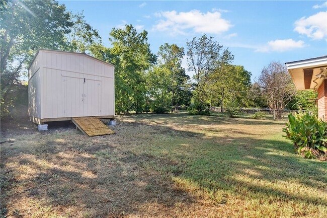 Building Photo - 209 Helena St