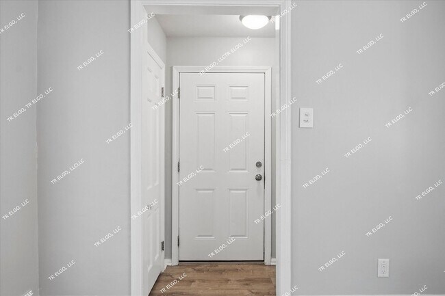 Building Photo - Charming 3-Bedroom Brick Ranch in highly d...