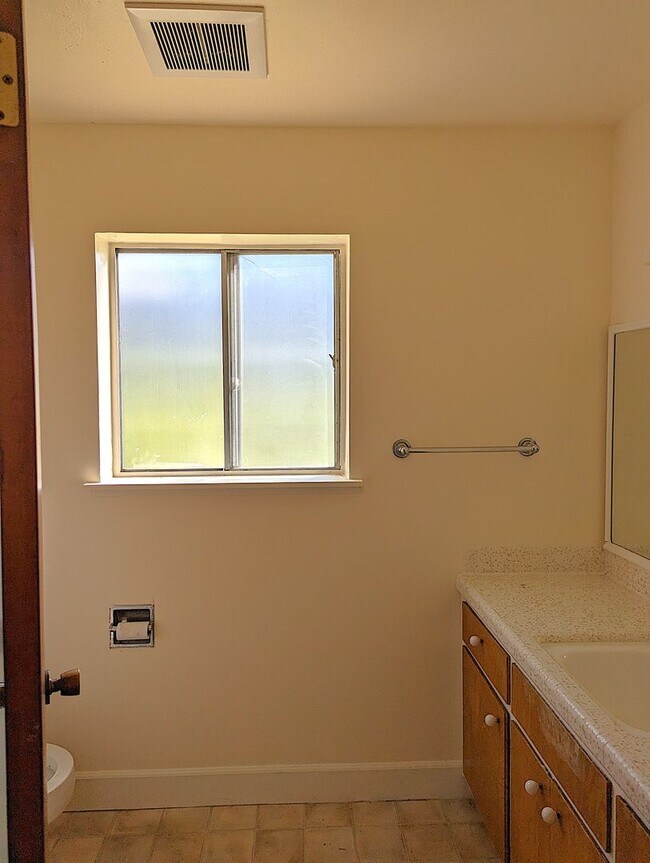 Building Photo - Spacious 2 bed 1 bathroom In-Law Unit with lots of Natural light, newly remodeled