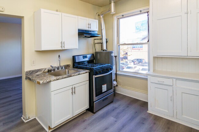 Building Photo - 1715-1725 E Lake St