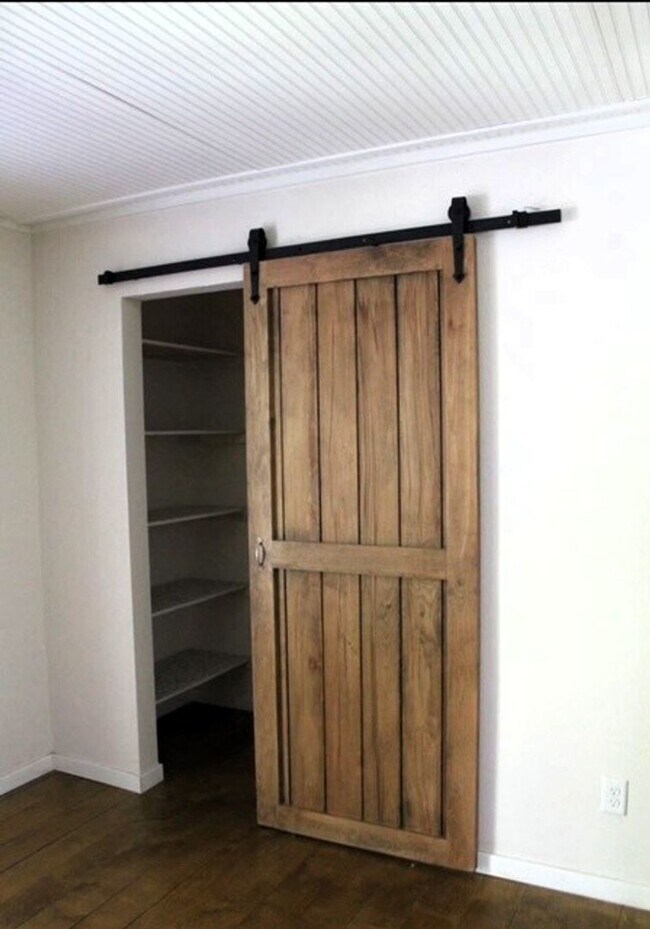 Building Photo - Spacious 4 Bed 2 Bath with Enclosed Patio ...