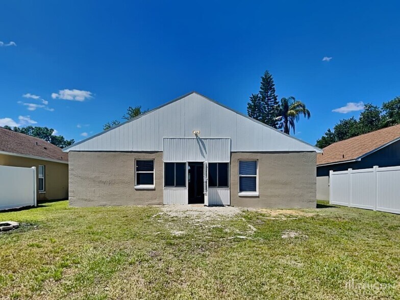 Building Photo - 2118 Deerfield Dr