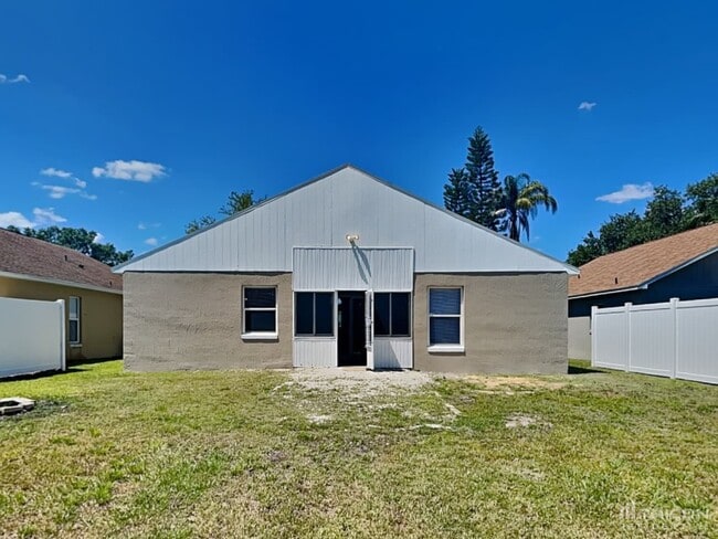 Building Photo - 2118 Deerfield Dr