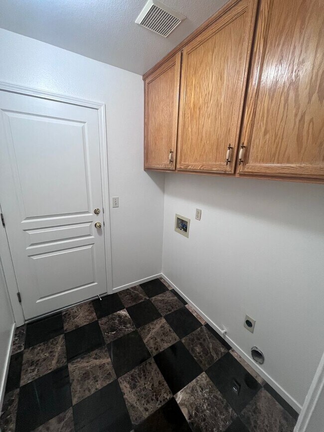 Building Photo - NICE 3 BEDROOM HOME IN ELK GROVE!!