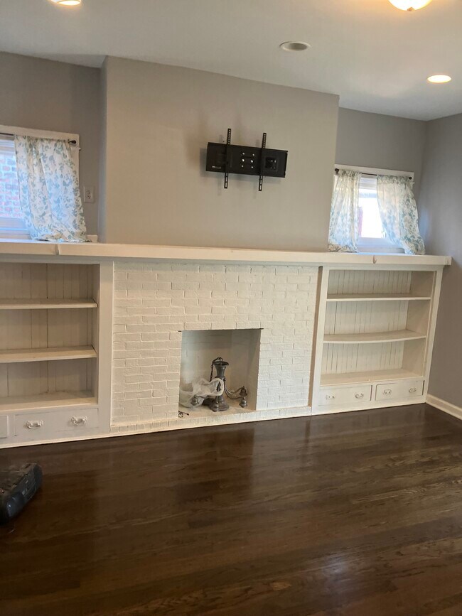 Building Photo - 2404 E 74th St