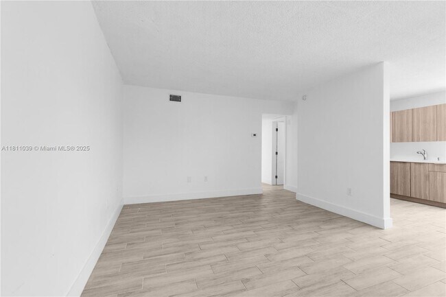Building Photo - 810 Salzedo St