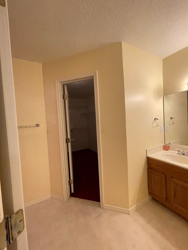 Building Photo - Maryville 37801 - 2 bedroom, 2 bath condo with a 1-car garage & sunroom - Call Tom Parry (865) 60...