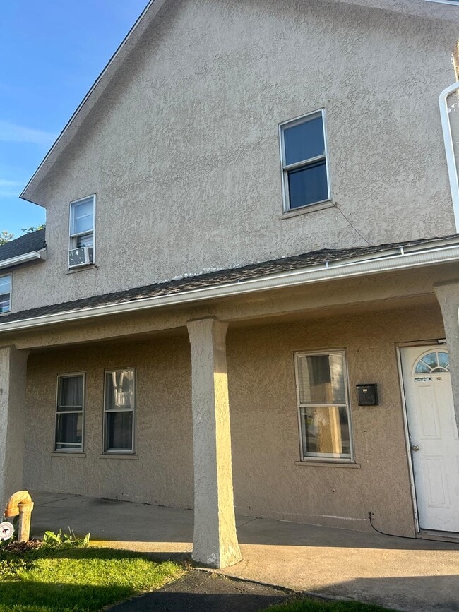 Building Photo - 210 Crane St