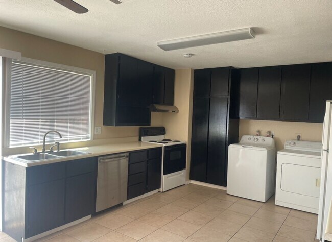 Building Photo - Beautiful 4 Bedroom 2 Bathroom house ( Smo...